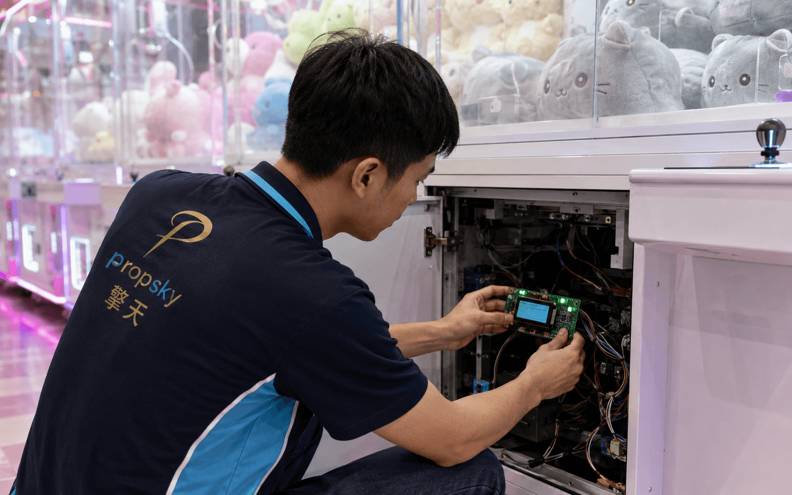 安裝專員在娃娃機控制箱安裝聯控小卡